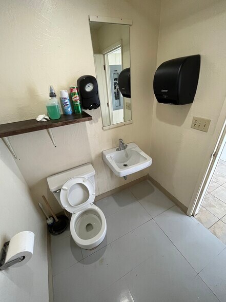 1710 Antelope Rd, White City, OR à louer - Photo de l’immeuble – Image 2 sur 9