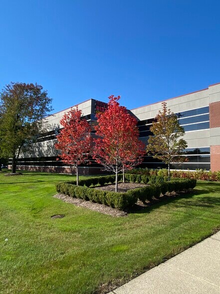 30201 Orchard Lake Rd, Farmington Hills, MI à louer - Photo principale – Image 1 sur 15