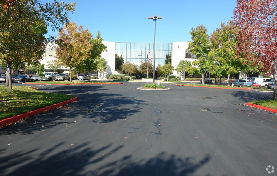3550-3580 Bassett St, Santa Clara, CA à louer - Photo de l’immeuble – Image 2 sur 11