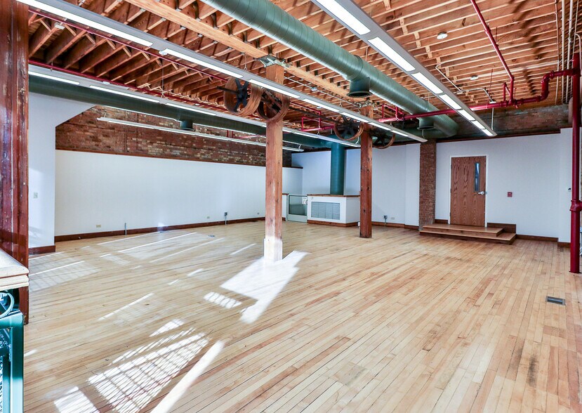 168 E Highland Ave, Elgin, IL à louer - Photo intérieure – Image 3 sur 9