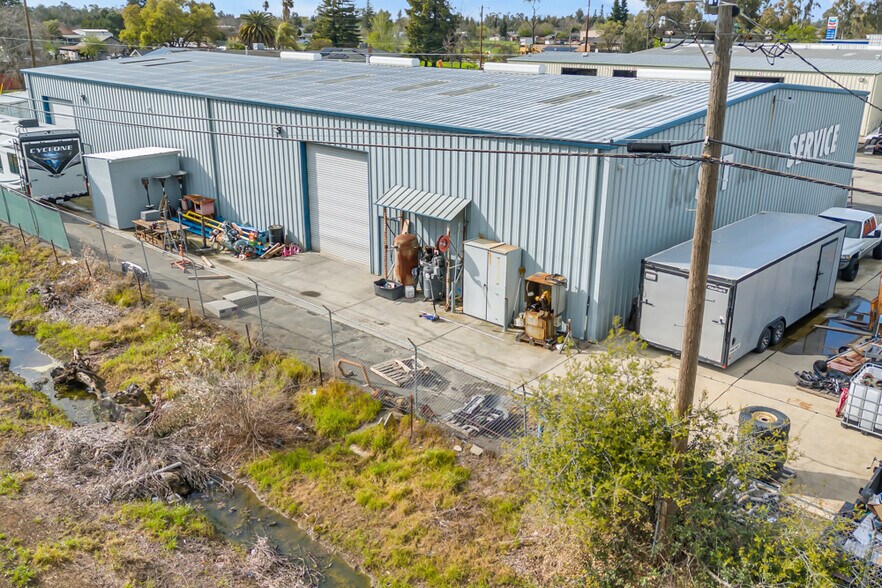 25533 N Highway 99, Acampo, CA à vendre - Photo de l’immeuble – Image 2 sur 40