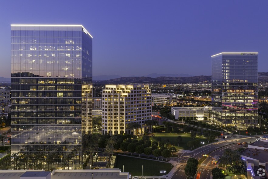 400 Spectrum Center Dr, Irvine, CA à louer - Photo de l’immeuble – Image 2 sur 43