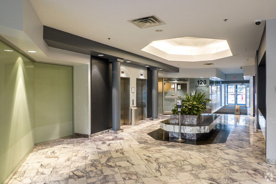 2560 Matheson Blvd E, Mississauga, ON à louer - Hall d’entrée – Image 3 sur 4