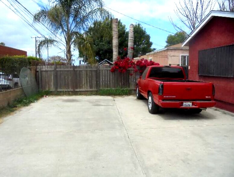 519 E Oaks St, Compton, CA à vendre - Photo de l’immeuble – Image 3 sur 13