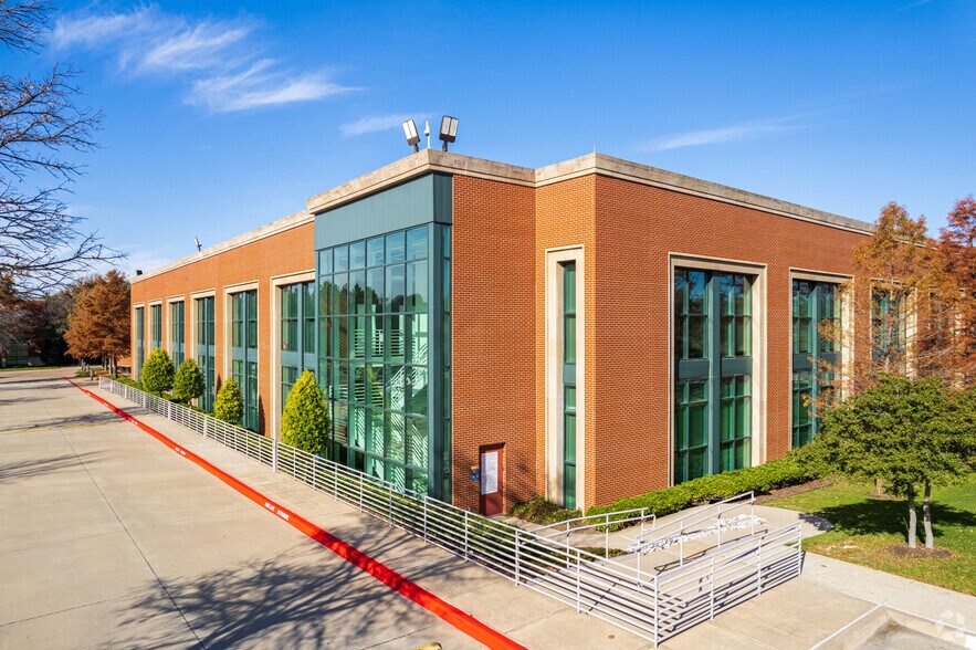 3700 S Stonebridge Dr, McKinney, TX à vendre - Photo principale – Image 1 sur 8