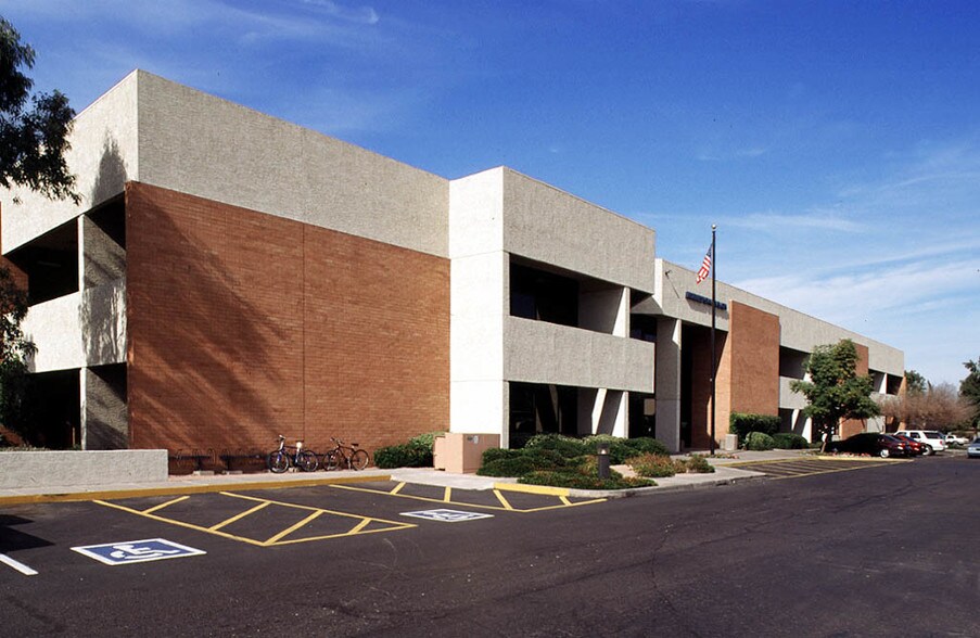 64 E Broadway Rd, Tempe, AZ à louer - Photo de l’immeuble – Image 2 sur 15