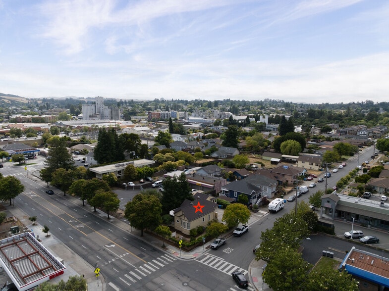 531 E Washington St, Petaluma, CA à vendre - Photo de l’immeuble – Image 3 sur 26