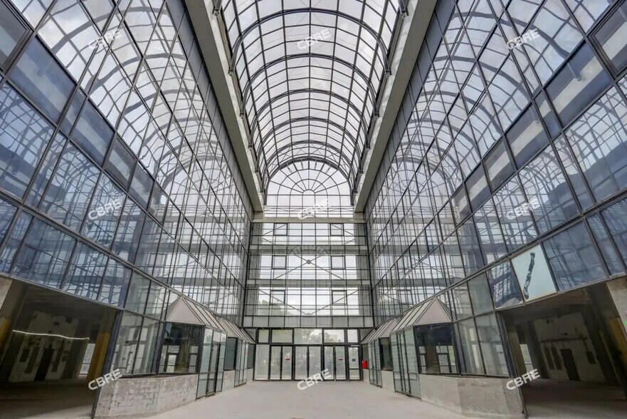 Local d’activités dans Colombes à louer - Photo de l’immeuble – Image 1 sur 12