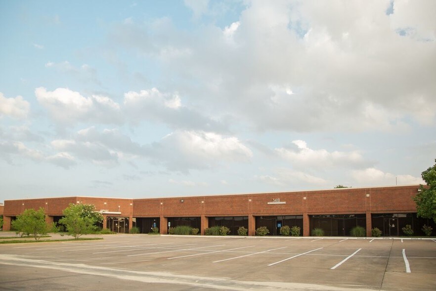 3418 Midcourt Rd, Carrollton, TX à louer - Photo principale – Image 1 sur 8