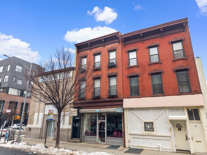 321 Grand St, Brooklyn, NY à vendre - Photo de l’immeuble – Image 1 sur 14