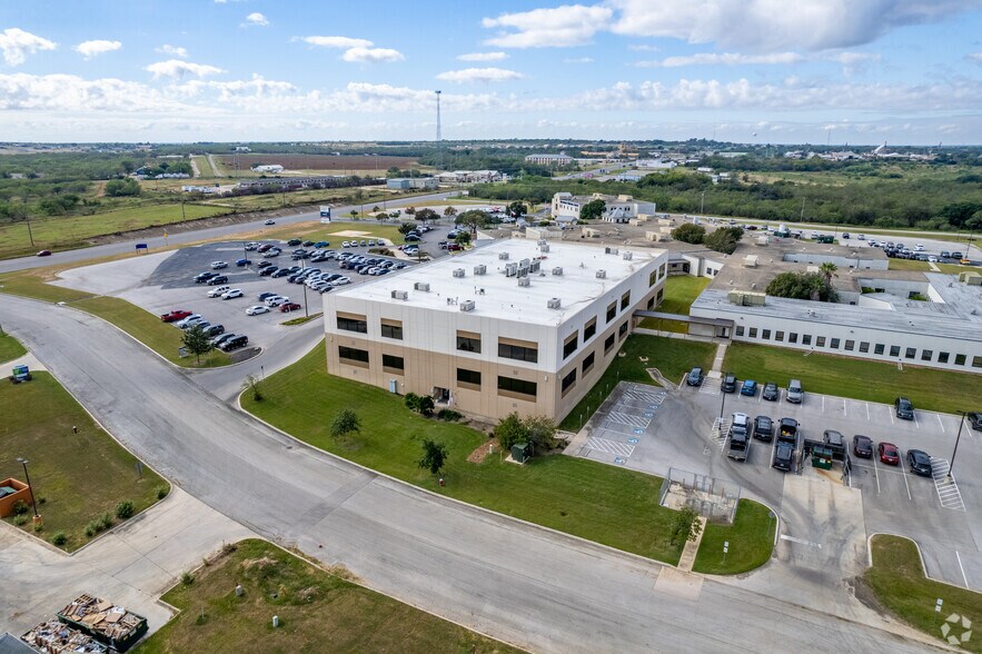 1907 Hwy 97 E, Jourdanton, TX à louer - Photo de l’immeuble – Image 3 sur 4