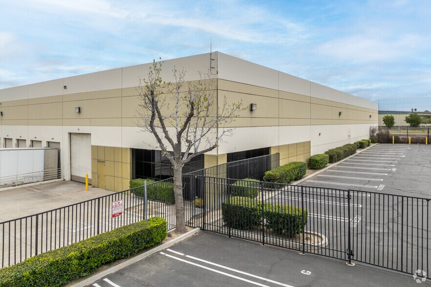 1801 E Cooley Dr, Colton, CA à louer - Photo de l’immeuble – Image 2 sur 11