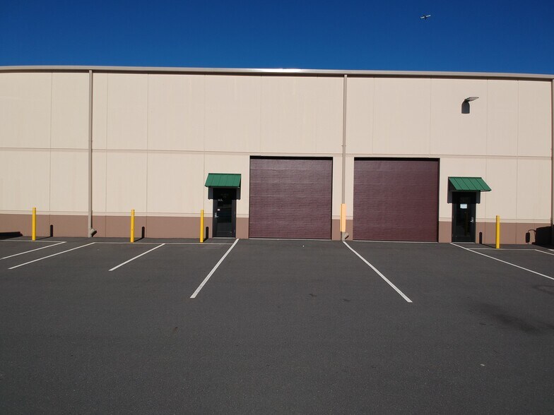 20 Haypress Rd, Cranbury, NJ à louer - Photo de l’immeuble – Image 1 sur 7