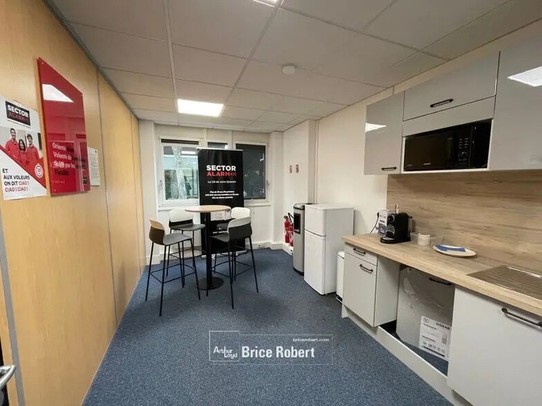 Bureau dans Bron à louer - Photo de l’immeuble – Image 2 sur 3