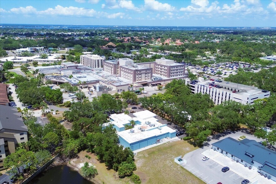 6215 21st Ave, Bradenton, FL à vendre - Photo de l’immeuble – Image 2 sur 16