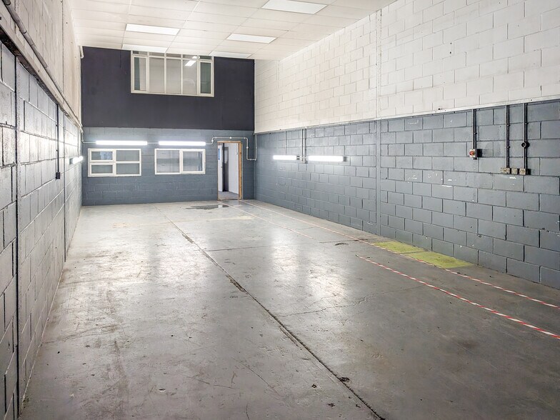 Ford Rd, Ford à louer - Photo de l’immeuble – Image 2 sur 3