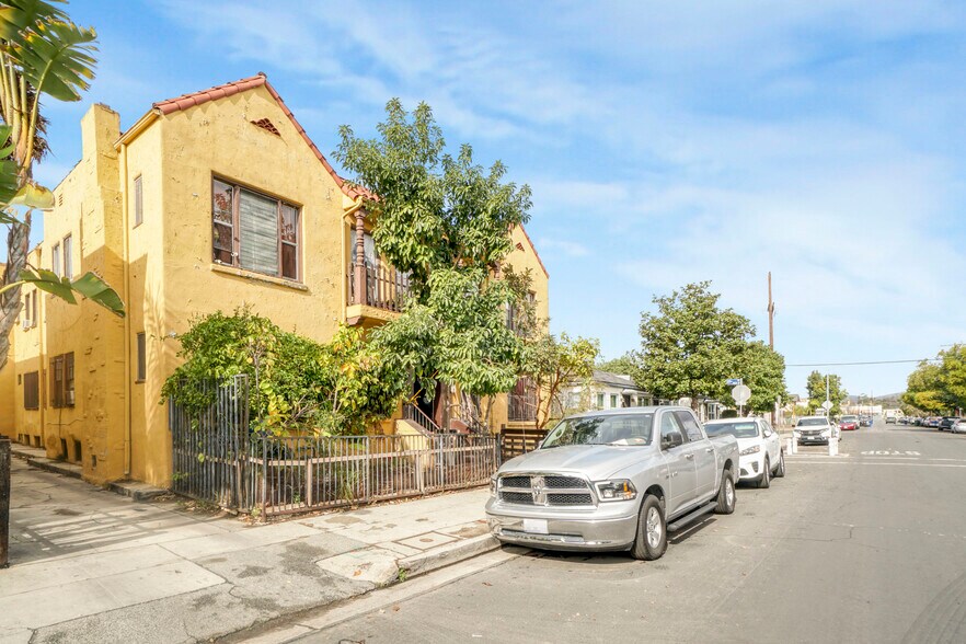 2717 S Budlong Ave, Los Angeles, CA à vendre - Photo de l’immeuble – Image 2 sur 33