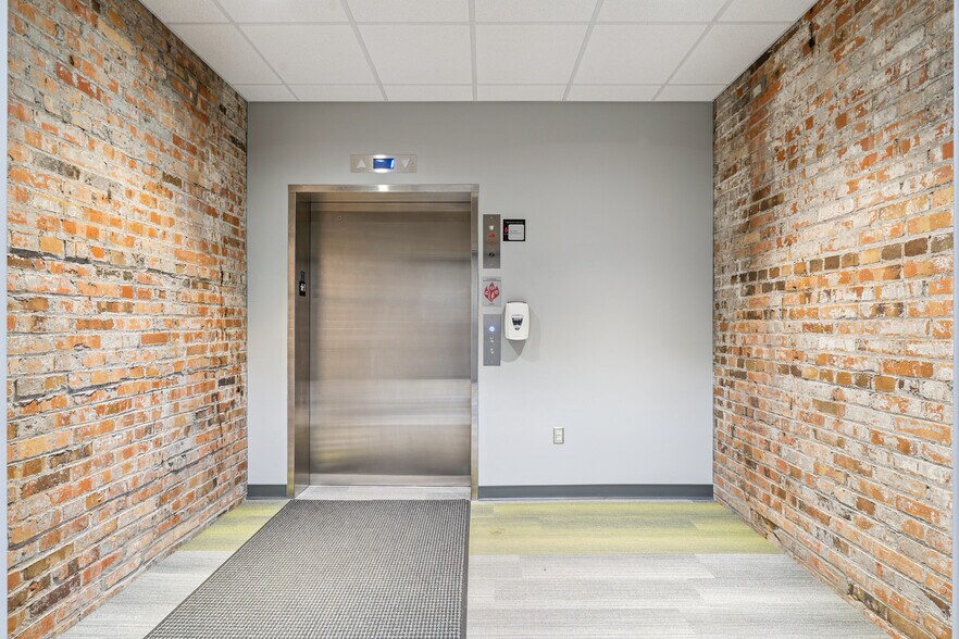 500 E 4th St, Waterloo, IA à louer - Photo de l’immeuble – Image 3 sur 10