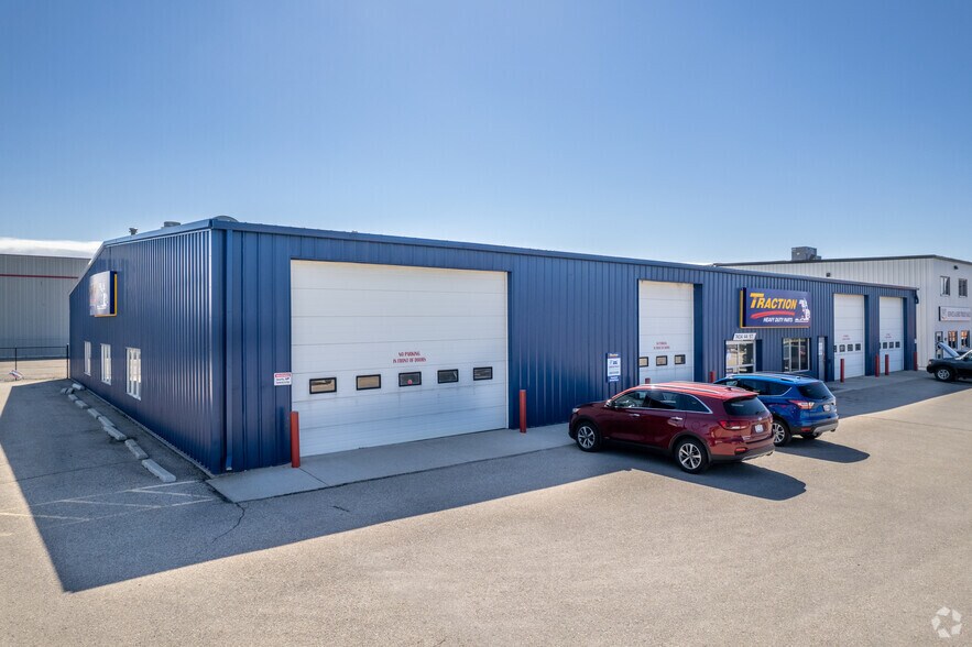 7404 44 St SE, Calgary, AB à louer - Photo de l’immeuble – Image 2 sur 6