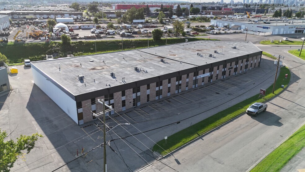 1301-1313 Hastings Cres SE, Calgary, AB à vendre - Photo de l’immeuble – Image 3 sur 6
