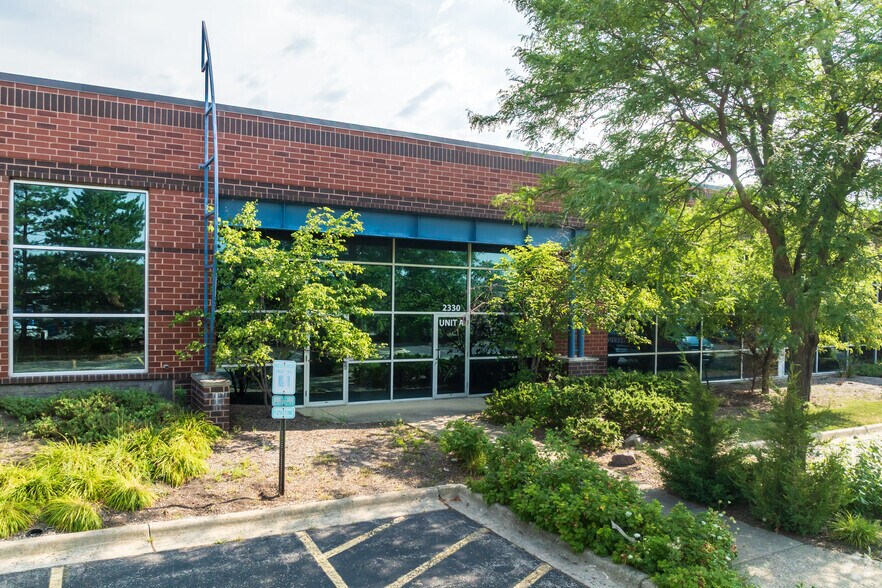 2330 N Hammond Dr, Schaumburg, IL à louer - Photo de l’immeuble – Image 3 sur 6