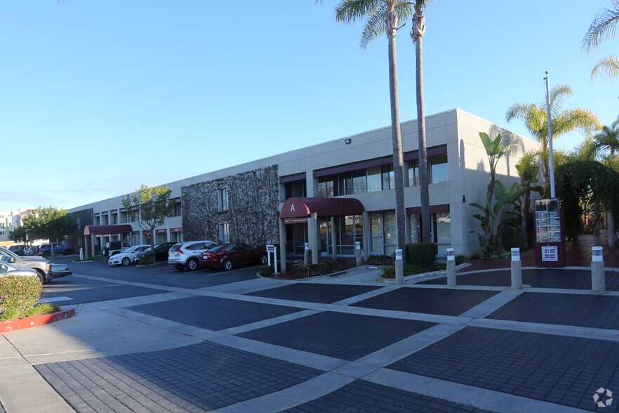 711 W 17th St, Costa Mesa, CA à louer - Photo de l’immeuble – Image 2 sur 8