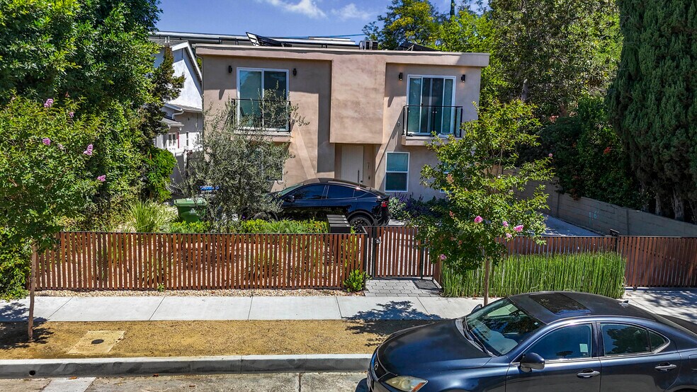 11025 Blix St, North Hollywood, CA à vendre - Photo de l’immeuble – Image 2 sur 16