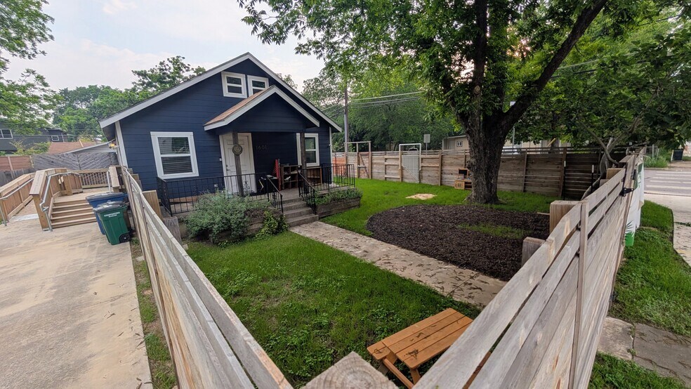 1601 Holly St, Austin, TX à louer - Photo de l’immeuble – Image 3 sur 35