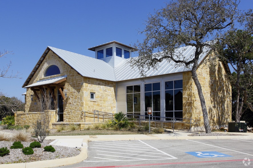 16022 Via Shavano, San Antonio, TX à louer - Photo de l’immeuble – Image 2 sur 16