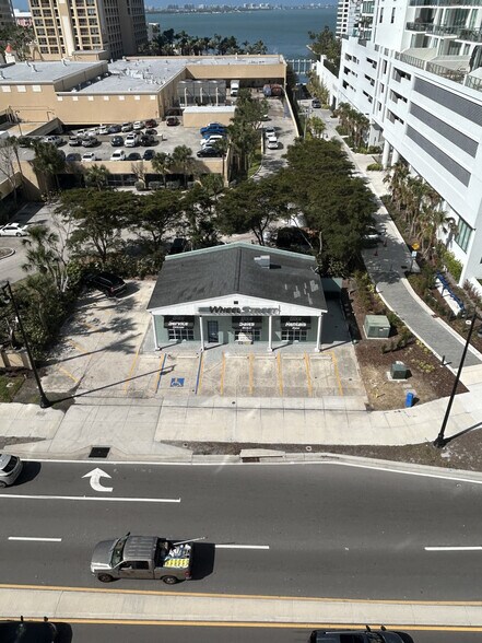 211 N Tamiami Trl, Sarasota, FL à louer - Photo de l’immeuble – Image 3 sur 4