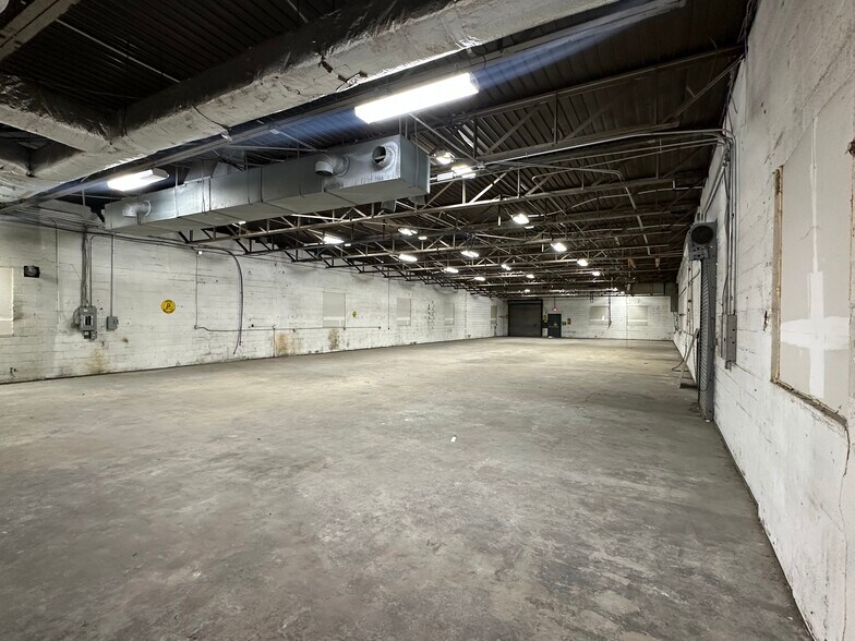 578 Oak St, Copiague, NY à louer - Photo intérieure – Image 2 sur 7