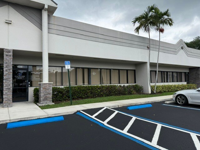 5400 S University Dr, Davie, FL à louer Photo de l’immeuble– Image 1 sur 14