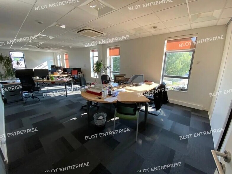 Bureau dans LES SORINIÈRES à vendre - Photo de l’immeuble – Image 3 sur 9