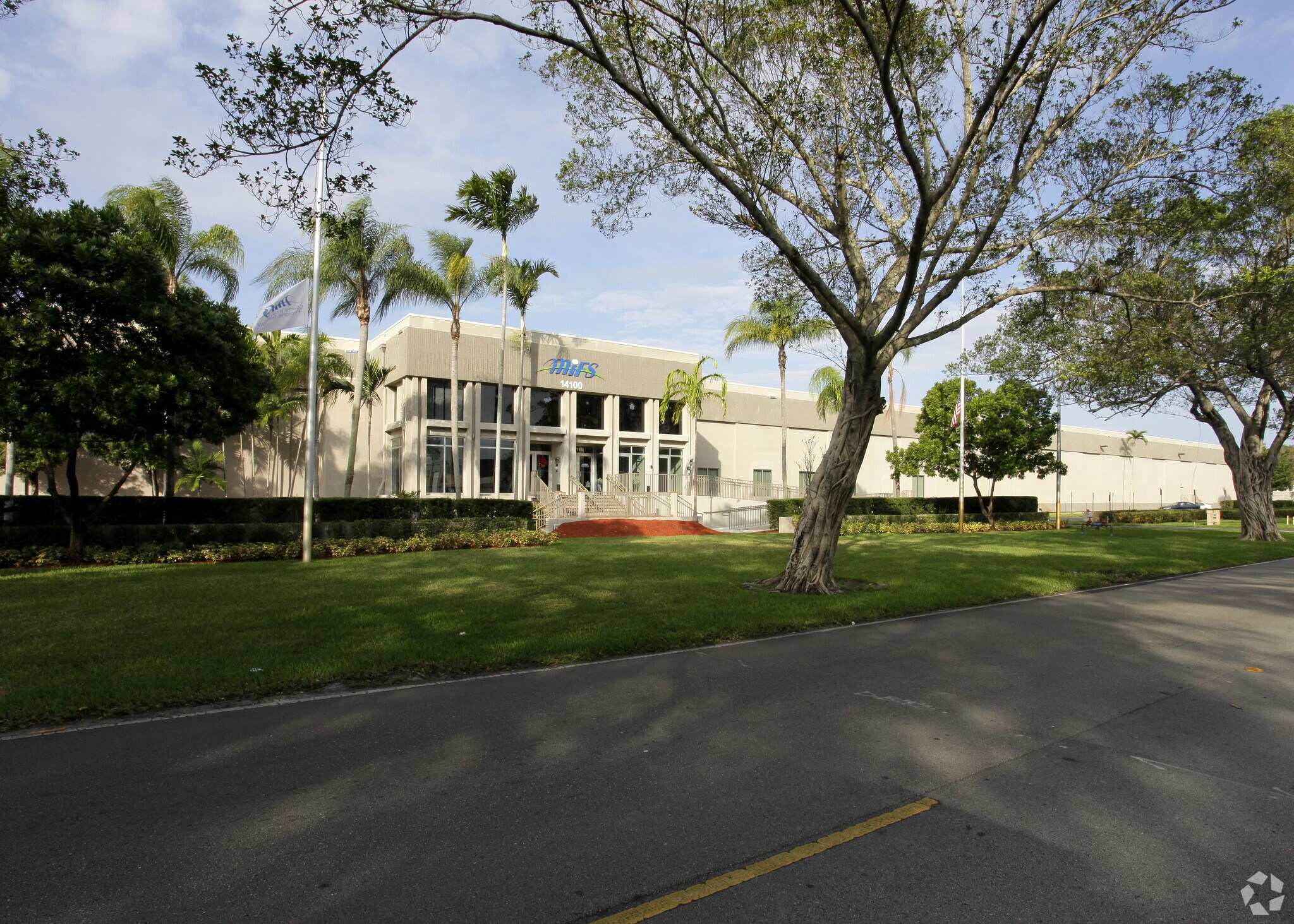 14100 NW 60th Ave, Miami Lakes, FL à louer Photo de l’immeuble– Image 1 sur 6