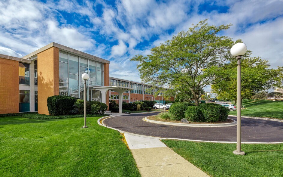 810 Jorie Blvd, Oak Brook, IL à louer - Photo de l’immeuble – Image 2 sur 7