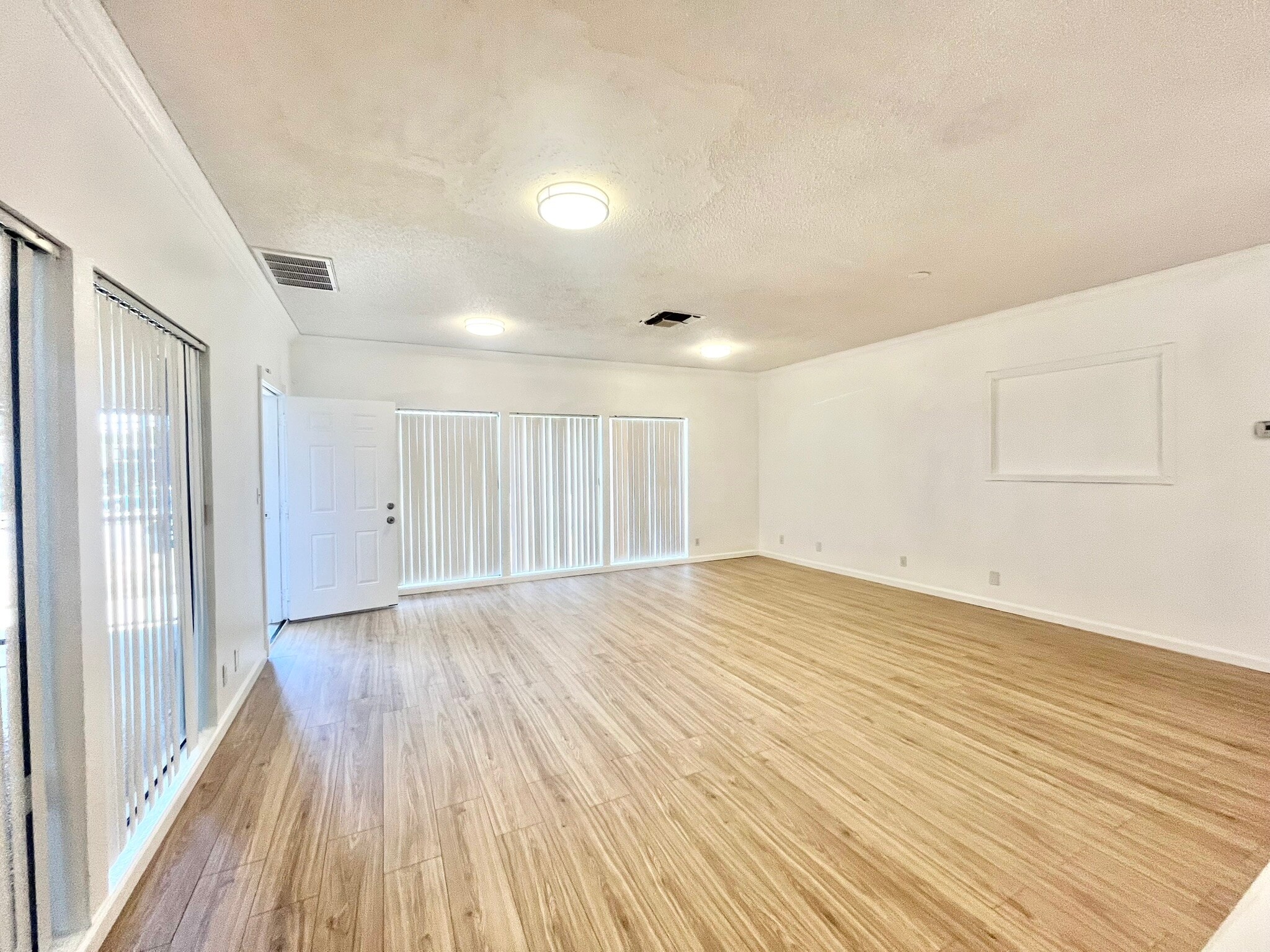 6617 Madison Ave, Carmichael, CA à louer Photo intérieure– Image 1 sur 2