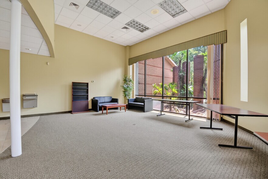 6852 Belfort Oaks Pl, Jacksonville, FL à vendre - Photo de l’immeuble – Image 2 sur 21