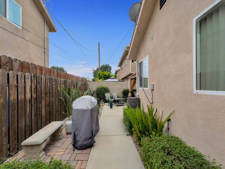 10720 Saticoy St, Sun Valley, CA à vendre - Photo de l’immeuble – Image 3 sur 23