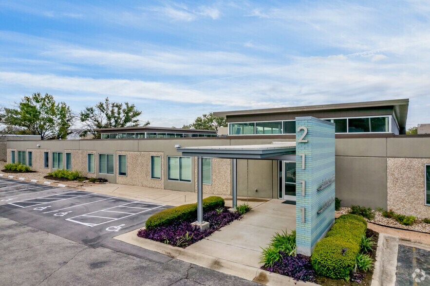 2111 Kramer Ln, Austin, TX à louer - Photo principale – Image 1 sur 5