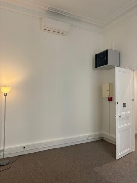 57 Rue Pierre Charron, Paris à louer - Photo de l’immeuble – Image 3 sur 6