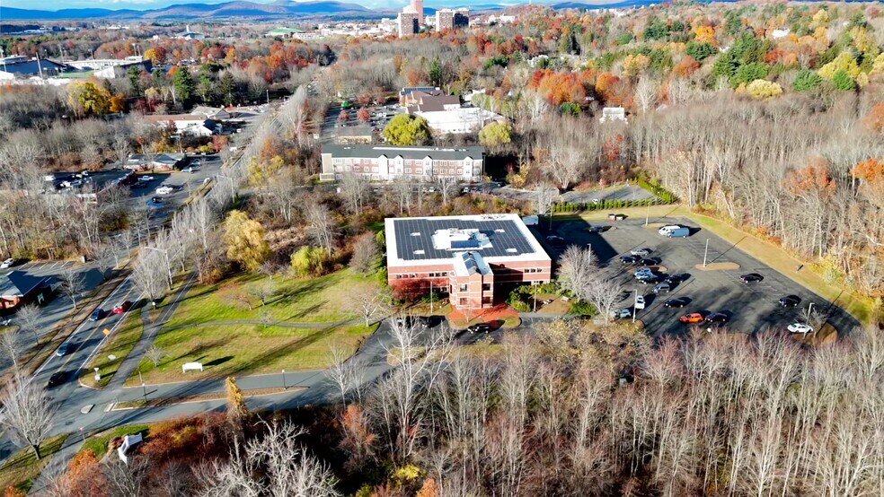 100 University Dr, Amherst, MA à louer - Vidéo sur l’annonce professionnelle – Image 2 sur 24