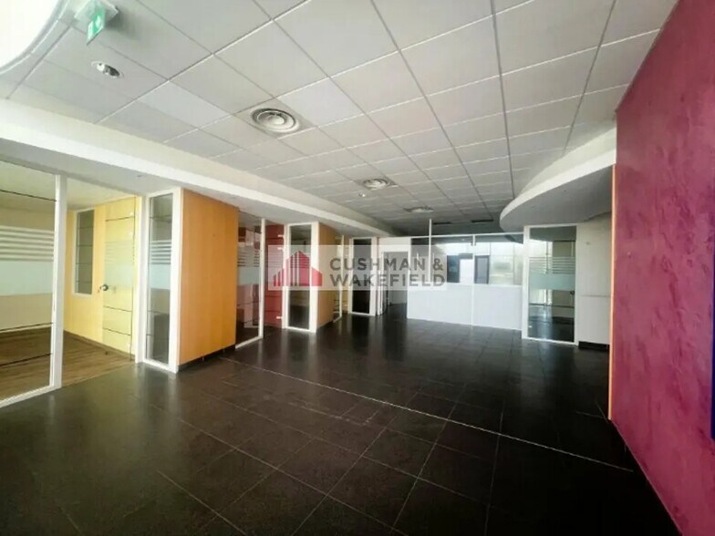 Local commercial dans Nîmes à louer - Photo de l’immeuble – Image 3 sur 3
