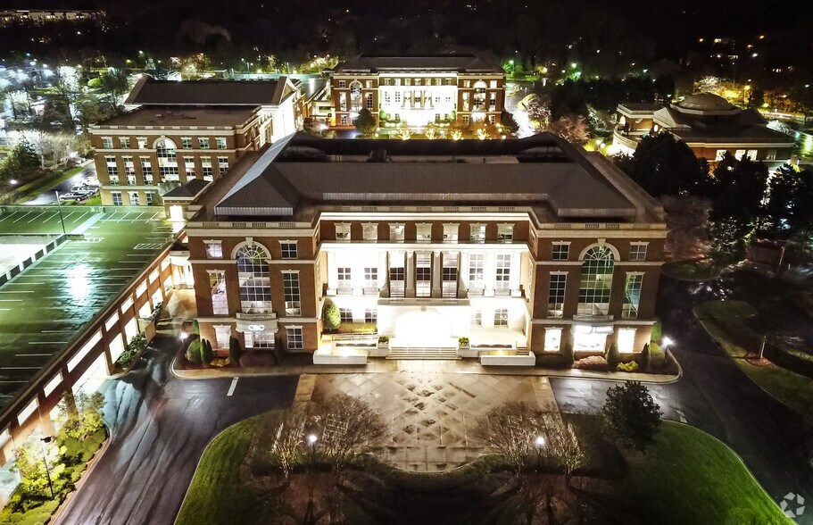 6801 Carnegie Blvd, Charlotte, NC à louer - Photo de l’immeuble – Image 2 sur 11