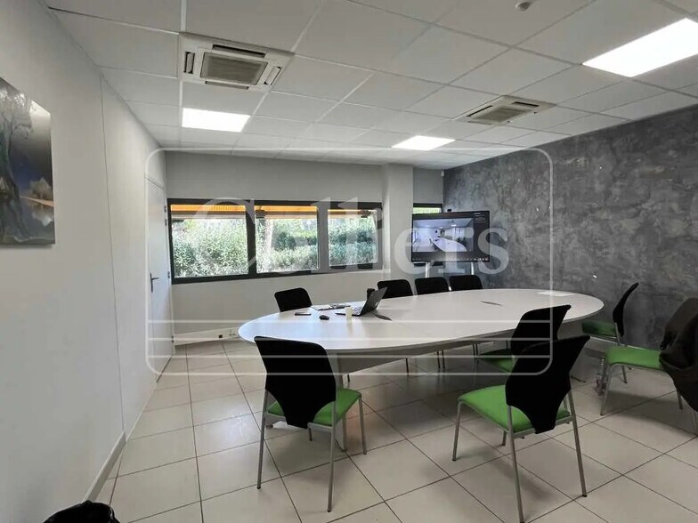 130 Rue Frédéric Joliot Curie, Aix-en-Provence à louer - Photo de l’immeuble – Image 3 sur 18