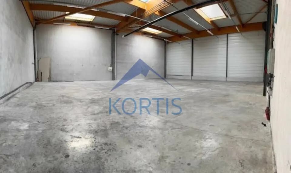 Local d’activités dans La Verpillière à louer - Photo de l’immeuble – Image 3 sur 6