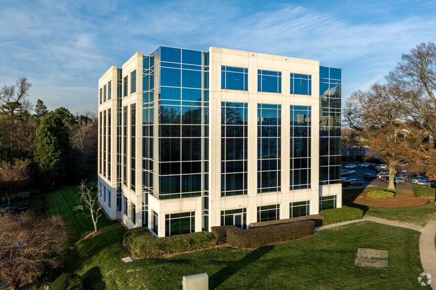5925 Carnegie Blvd, Charlotte, NC à louer - Photo de l’immeuble – Image 2 sur 4