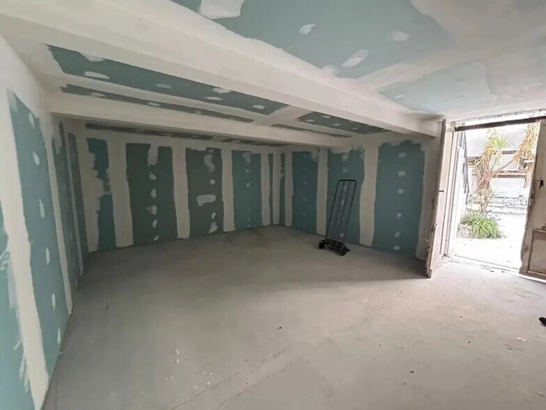 Industriel/Logistique dans Cannes à louer - Photo de l’immeuble – Image 3 sur 6