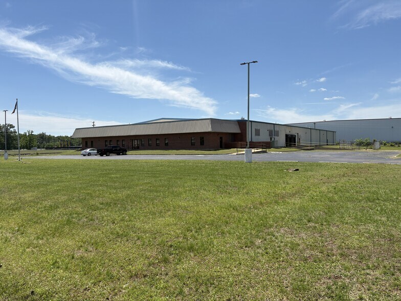 175 Corporate Dr, Batesville, MS à louer - Photo de l’immeuble – Image 2 sur 13