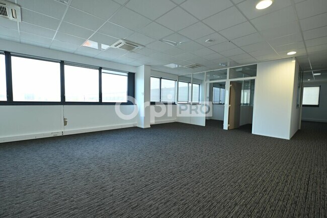 Plus de détails pour 355 Avenue Henri Schneider, Meyzieu - Bureau, Local d'activités à louer
