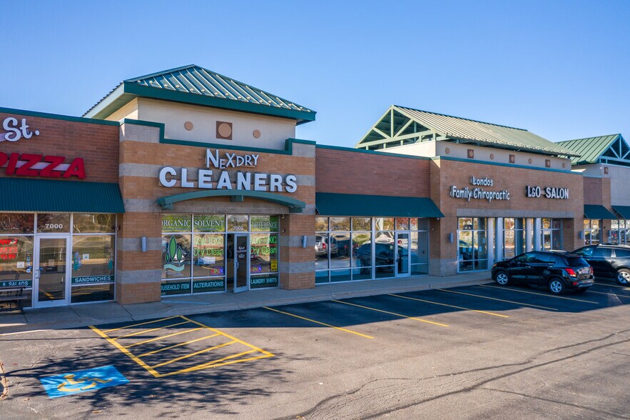 7000-7012 Huntley Rd, Carpentersville, IL à louer - Photo de l’immeuble – Image 1 sur 3